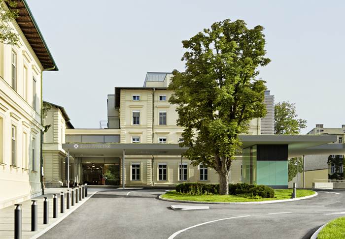 Rudolfinerhaus Haupteingang und Vorplatz