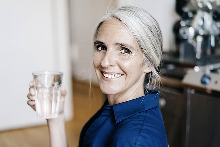 Frau mit Wasserglas