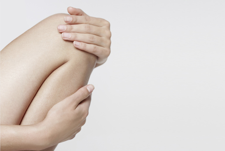 Abgewinkeltes Bein mit Griff auf das Knie