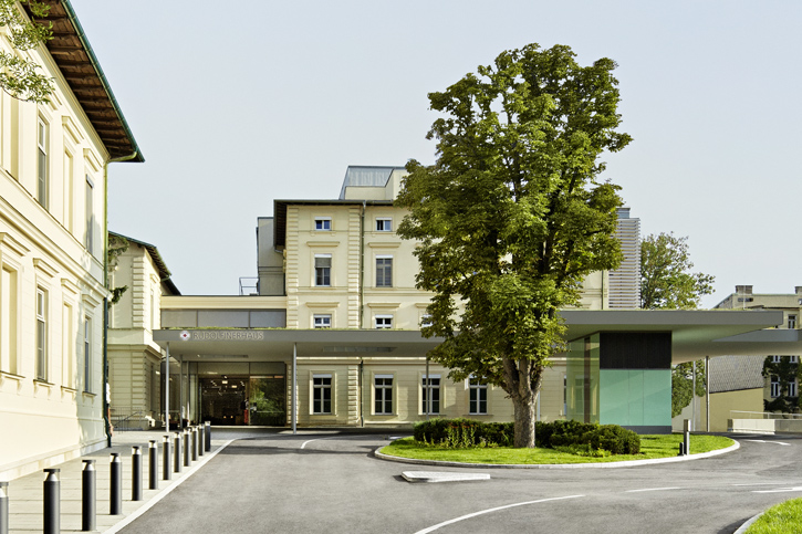 Rudolfinerhaus Haupteingang und Vorplatz